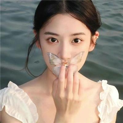 照片中的女孩